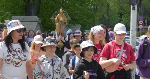 Ks. Michał Styła jako pierwszy niósl Najświętszy Sakrament w asyście najmłodszych pielgrzymów z dzwoneczkami.