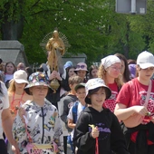 Ks. Michał Styła jako pierwszy niósl Najświętszy Sakrament w asyście najmłodszych pielgrzymów z dzwoneczkami.