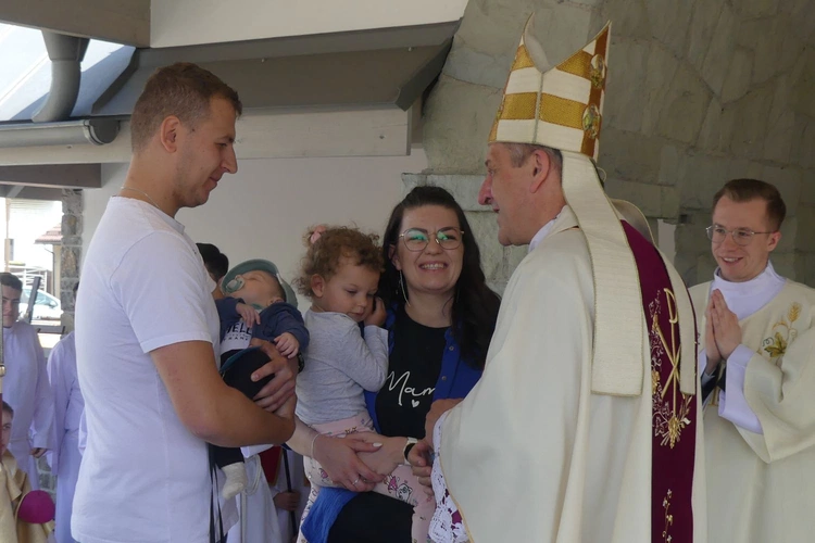 Franio Moczała - na rękach taty Arkadiusza, razem z mama Agnieszką i siostrą Klarcią wręczyli bp. Romanowi Pindlowi pielgrzymią legitymację.