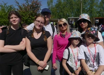 Monika i Roman Kamińscy z częścią swojej pielgrzymkowej drużyny koszarawskiej.