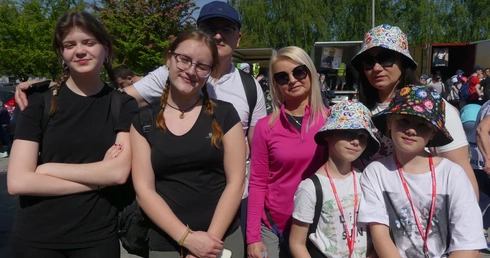 Monika i Roman Kamińscy z częścią swojej pielgrzymkowej drużyny koszarawskiej.