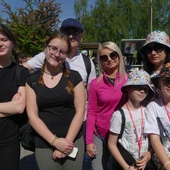 Monika i Roman Kamińscy z częścią swojej pielgrzymkowej drużyny koszarawskiej.