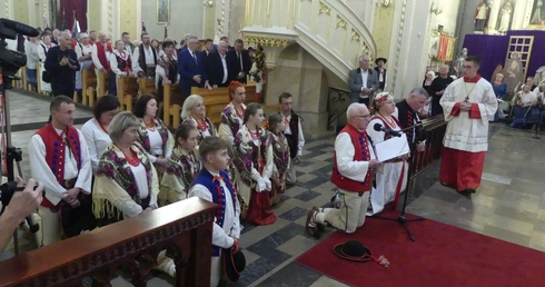 Msza św. podczas pielgrzymki gospodyń i górali do sanktuarium Matki Bożej Kazimierzowskiej w Rajczy - 2025