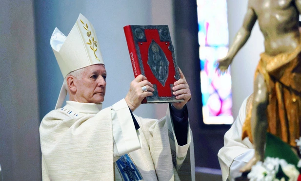 Bp Marek Szkudło błogosławi zgromadzonych