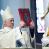 Bp Marek Szkudło błogosławi zgromadzonych