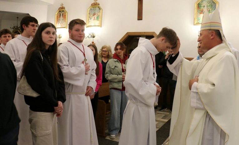 Maturzyści podchodzili do bp. Marka, który kreślił na ich czołach znak krzyża.