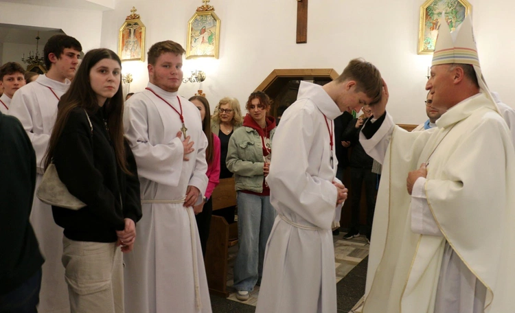 Maturzyści podchodzili do bp. Marka, który kreślił na ich czołach znak krzyża.