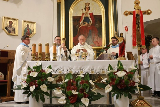 Mszę św. celebrowali: bp Marek Solarczyk, ks. Mariusz Chamerski, dyrektor Wydziału Katechetycznego Kurii Diecezji Radomskiej, diecezjalny duszpasterz młodzieży i LSO, ks. Adrian Jakubiak, duszpasterz akademicki i asystent Katolickiego Stowarzyszenia Młodzieży DR, oraz ks. Paweł Krasiński, diecezjalny moderator Ruchu Światło-Życie.