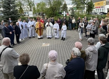 Pamiątkową płytę pobłogosławił proboszcz ks. Sławomir Rak.