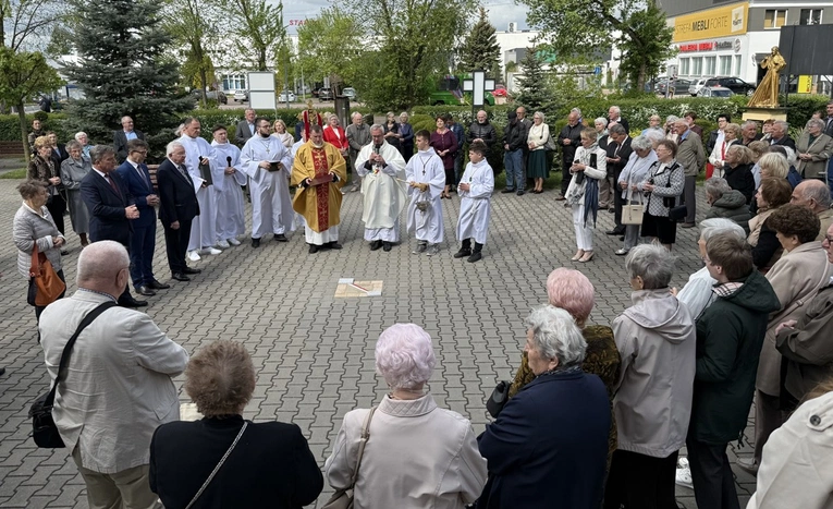Pamiątkową płytę pobłogosławił proboszcz ks. Sławomir Rak.