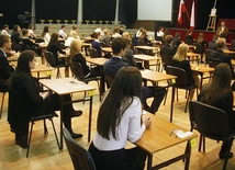 Maturzyści przystępują do egzaminów dojrzałości - możesz ich adoptować duchowo