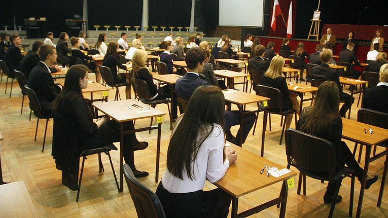 Maturzyści przystępują do egzaminów dojrzałości - możesz ich adoptować duchowo