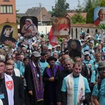 Piesi pielgrzymi u celu: w sanktuariach św. Jana Pawła II i Bożego Miłosierdzia w Łagiewnikach - 2025