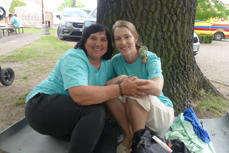 Genowefa Śleziak i Karolina Rosiak z Ciśca podczas odpoczynku u celu, w Łagiewnikach.