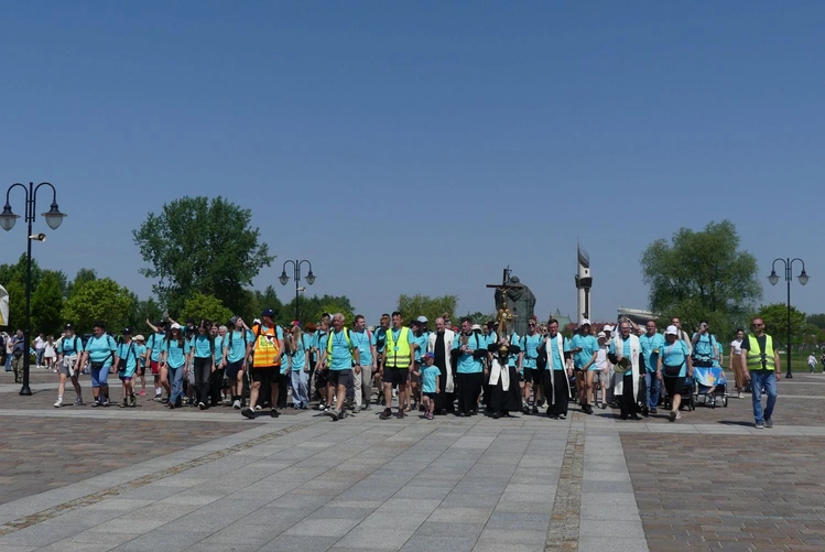 Pielgrzymi przed wejściem do sanktuairum św. Jana Pawła II.