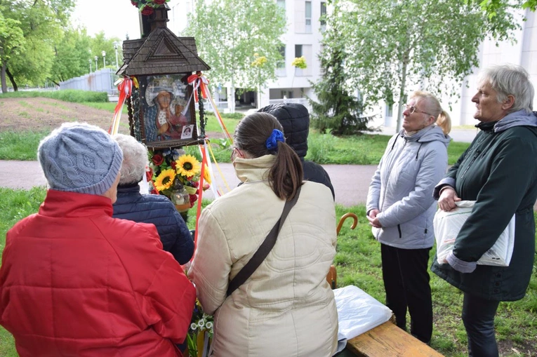 Nabożeństwa majowe przy kapliczkach przydrożnych