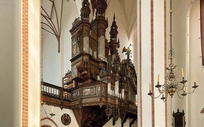 Unikatowym i nietypowym dla organów barokowych walorem są dwie sekcje pedałów, pozwalające uzyskać bogate efekty basowe.