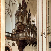 Unikatowym i nietypowym dla organów barokowych walorem są dwie sekcje pedałów, pozwalające uzyskać bogate efekty basowe.
