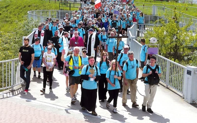 Pątnicy u celu, w drodze z sanktuarium św. Jana Pawła II do sanktuarium Bożego Miłosierdzia.