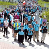 Pątnicy u celu, w drodze z sanktuarium św. Jana Pawła II do sanktuarium Bożego Miłosierdzia.