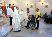  W procesji z darami wzięli udział główni goście celebracji.