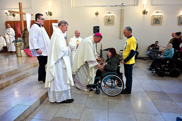  W procesji z darami wzięli udział główni goście celebracji.