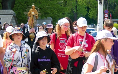 Dzieci z dzwoneczkami w rękach asystowały księżom niosącym Najświętszy Sakrament.