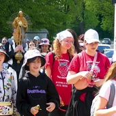 Dzieci z dzwoneczkami w rękach asystowały księżom niosącym Najświętszy Sakrament.