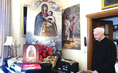 Ks. prał. Stanisław Czernik przy maryjnym płótnie. 