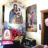 Ks. prał. Stanisław Czernik przy maryjnym płótnie. 