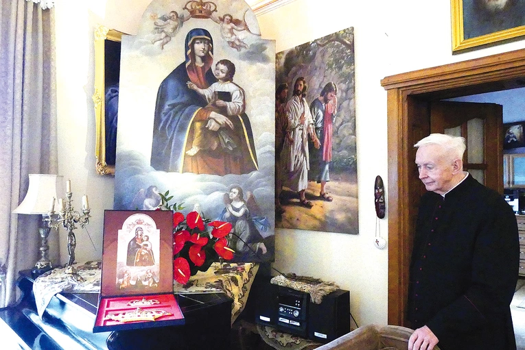 Ks. prał. Stanisław Czernik przy maryjnym płótnie. 