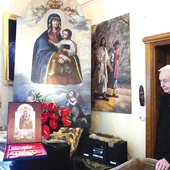 Ks. prał. Stanisław Czernik przy maryjnym płótnie. 