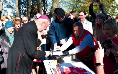  Po Mszy św. wierni mogli skosztować urodzinowego tortu.
