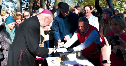  Po Mszy św. wierni mogli skosztować urodzinowego tortu.
