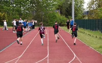 Dzieci i młodzież rywalizowały w zawodach sportowych.
