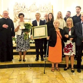  Wapienicka laureatka z najbliższymi i duszpasterzami w czasie uroczystości  4 maja.