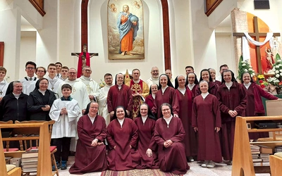 Zakonnice ze swoimi gośćmi podczas jubileuszu.