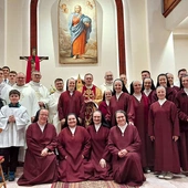 Zakonnice ze swoimi gośćmi podczas jubileuszu.