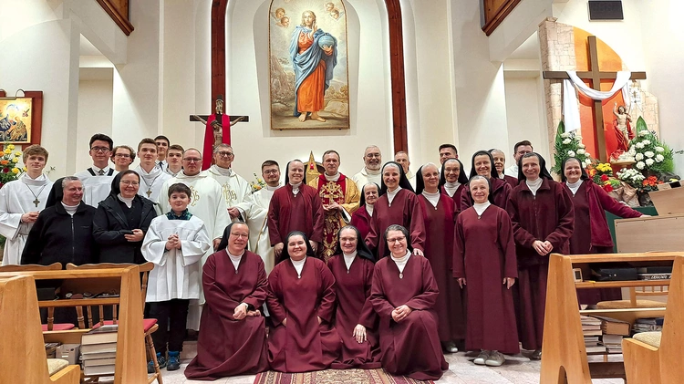 Zakonnice ze swoimi gośćmi podczas jubileuszu.