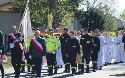 Uroczystości rozpoczyna procesja z figurą.
