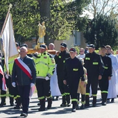 Uroczystości rozpoczyna procesja z figurą.