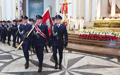 W Eucharystii wzięli udział przedstawiciele parlamentu, władz państwowych i samorządowych,  a także świata kultury,  nauki, służb mundurowych  oraz kombatanci walk o wolność ojczyzny i polskość Śląska.