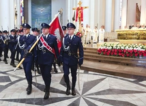 W Eucharystii wzięli udział przedstawiciele parlamentu, władz państwowych i samorządowych,  a także świata kultury,  nauki, służb mundurowych  oraz kombatanci walk o wolność ojczyzny i polskość Śląska.
