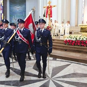 W Eucharystii wzięli udział przedstawiciele parlamentu, władz państwowych i samorządowych,  a także świata kultury,  nauki, służb mundurowych  oraz kombatanci walk o wolność ojczyzny i polskość Śląska.
