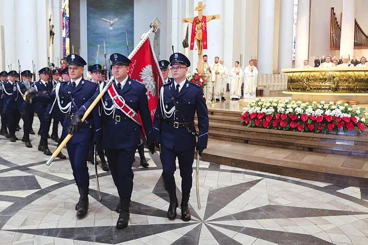 W Eucharystii wzięli udział przedstawiciele parlamentu, władz państwowych i samorządowych,  a także świata kultury,  nauki, służb mundurowych  oraz kombatanci walk o wolność ojczyzny i polskość Śląska.