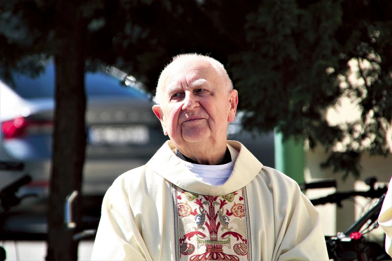  Jubilat  świętował w świątyni, która powstała z jego  inicjatywy, i w parafii, gdzie zamieszkał  po przejściu  na emeryturę oraz służy  pomocą duszpasterską  od 24 lat.