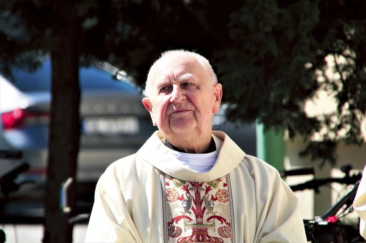  Jubilat  świętował w świątyni, która powstała z jego  inicjatywy, i w parafii, gdzie zamieszkał  po przejściu  na emeryturę oraz służy  pomocą duszpasterską  od 24 lat.