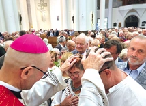  Tradycją jest,  że pary  obecne w katedrze odnawiają  swoje przyrzeczenia ślubne i na zakończenie przystępują  do indywidualnego błogosławieństwa. 