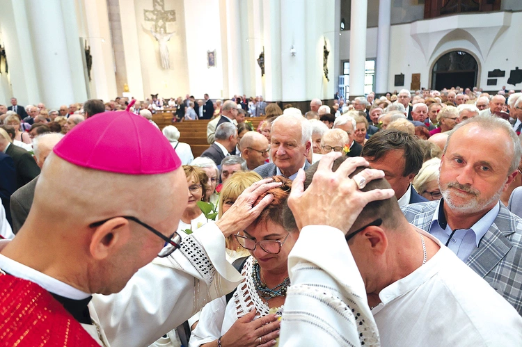  Tradycją jest,  że pary  obecne w katedrze odnawiają  swoje przyrzeczenia ślubne i na zakończenie przystępują  do indywidualnego błogosławieństwa. 