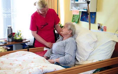 Zarówno  w placówce stacjonarnej, jak i w domowej, pacjent czuje, że jest dla medyków ważny.